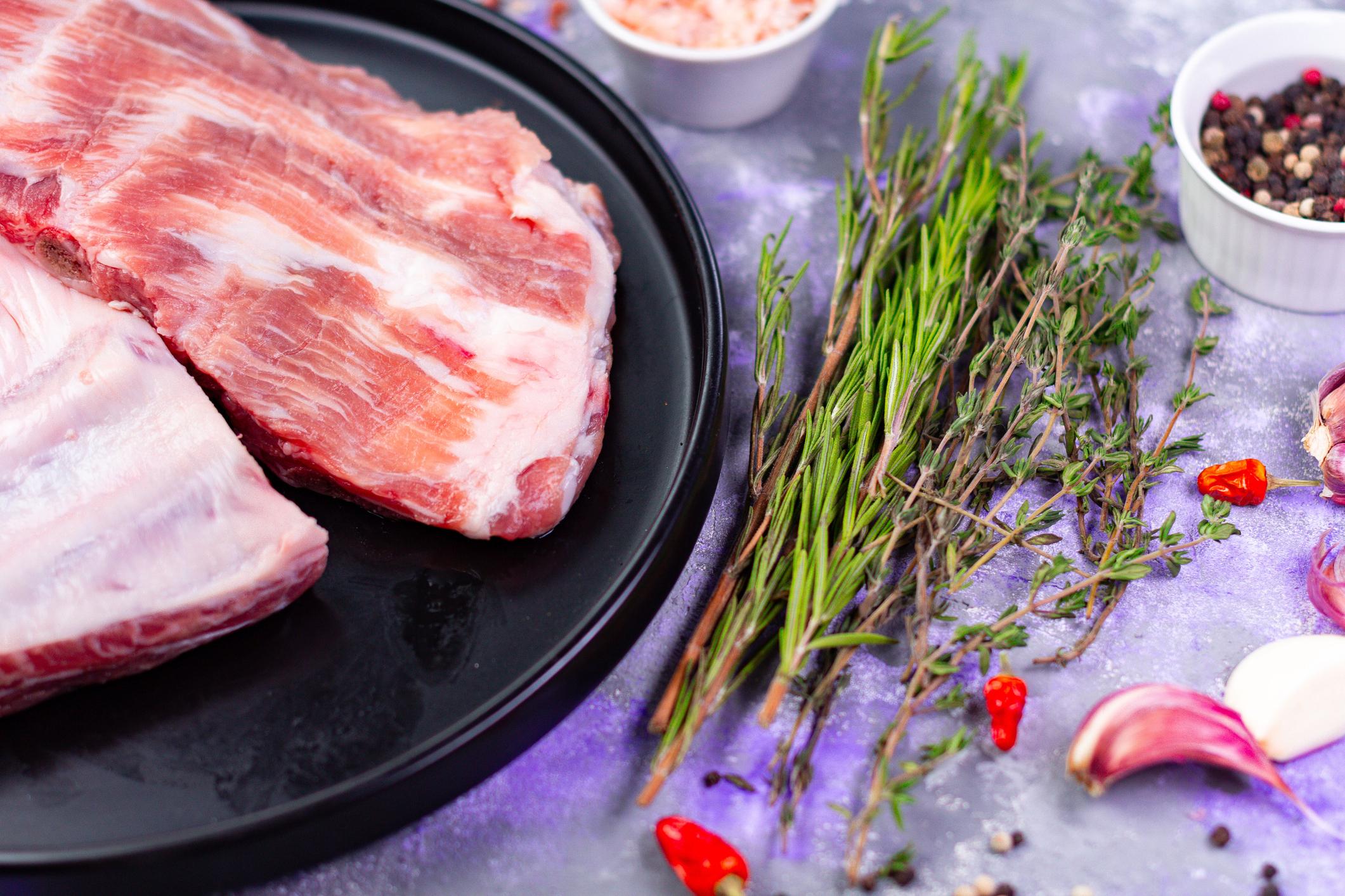 4 guarniciones para carnes: repollitos de bruselas y almendras, papines y shiitakes, chauchas y cebollas moradas, batatas y arándanos