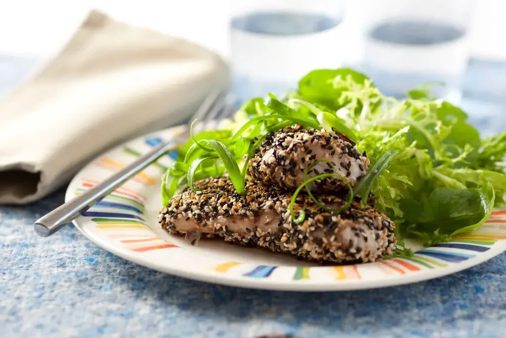 Abadejo con corteza de sésamo y ensalada VERDE
