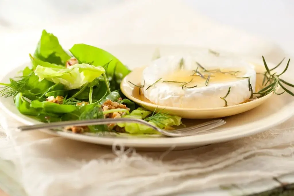 Camembert con ensalada de chauchas y nueces