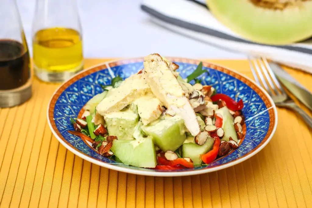 Ensalada de pollo, melón y almendras