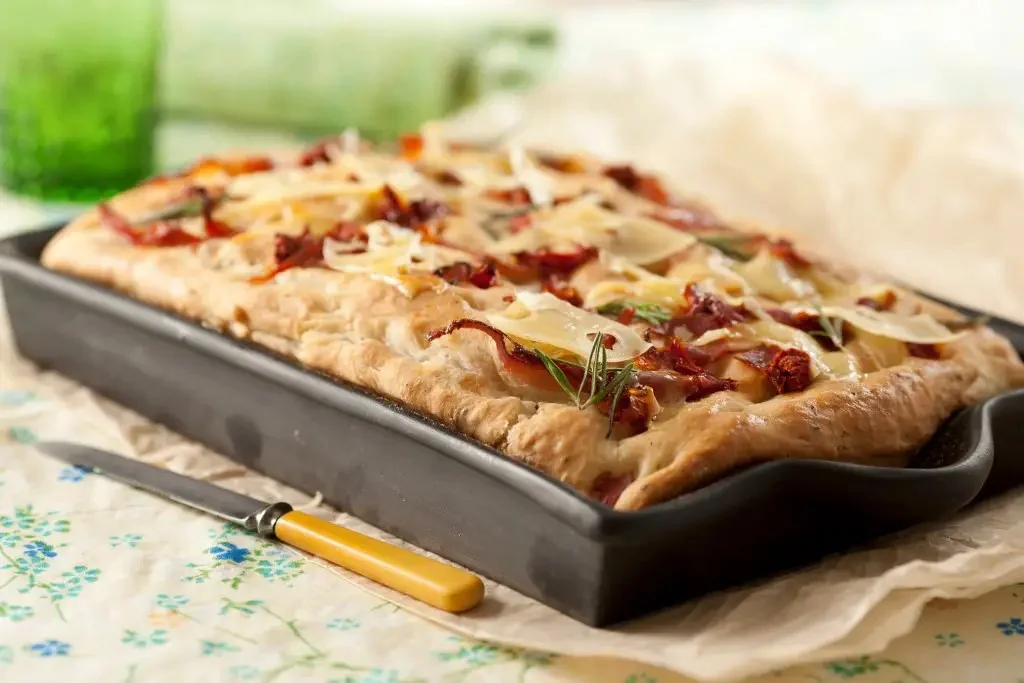 Focaccia con panceta y romero