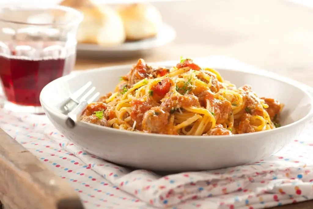 Lingüini con bolognesa de albóndigas