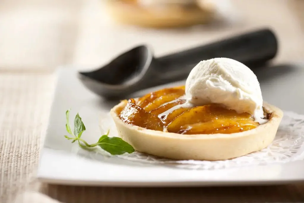 Mini tartas de mango y helado de crema