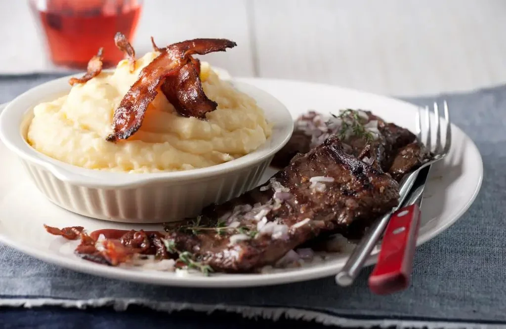 Entraña marinada con puré de papas diferente