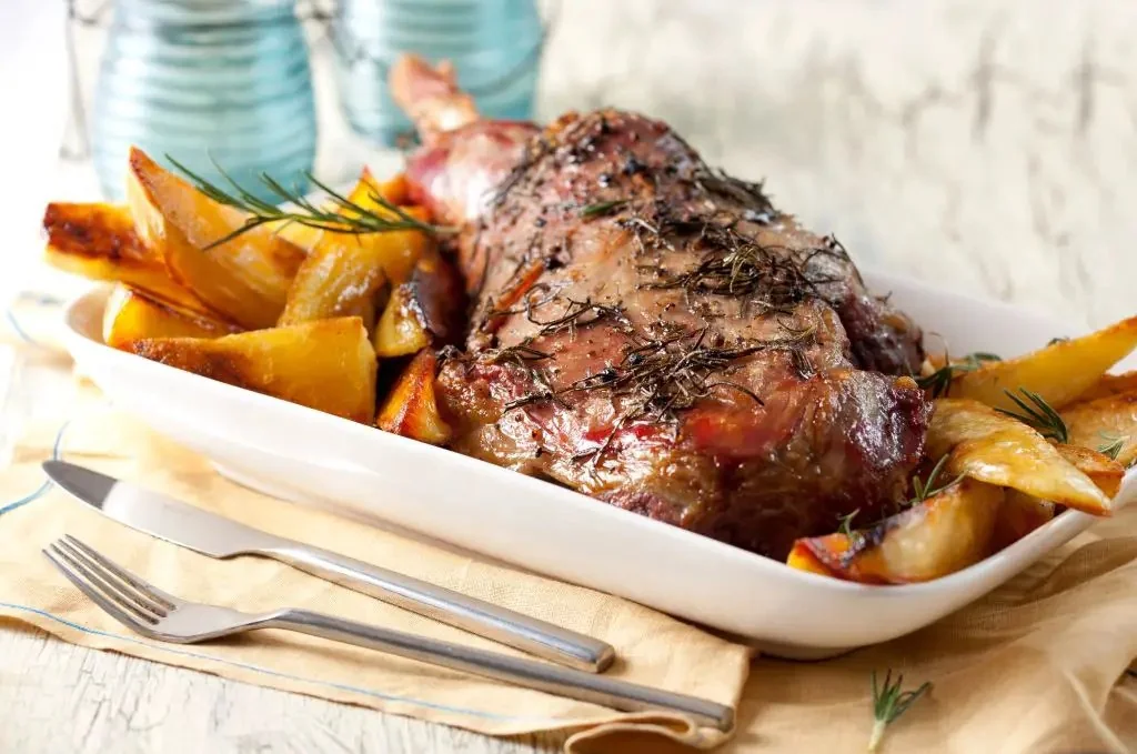 Pierna de cordero con papas al romero