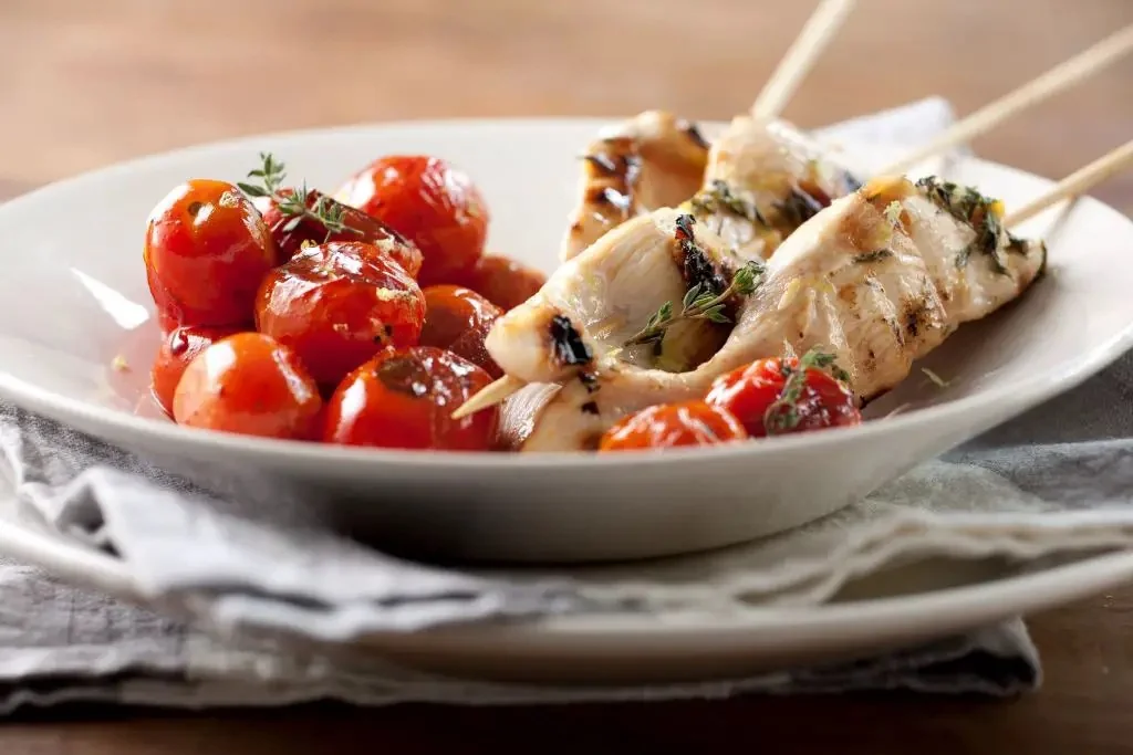 Pinchos de pollo marinado con naranja y jengibre