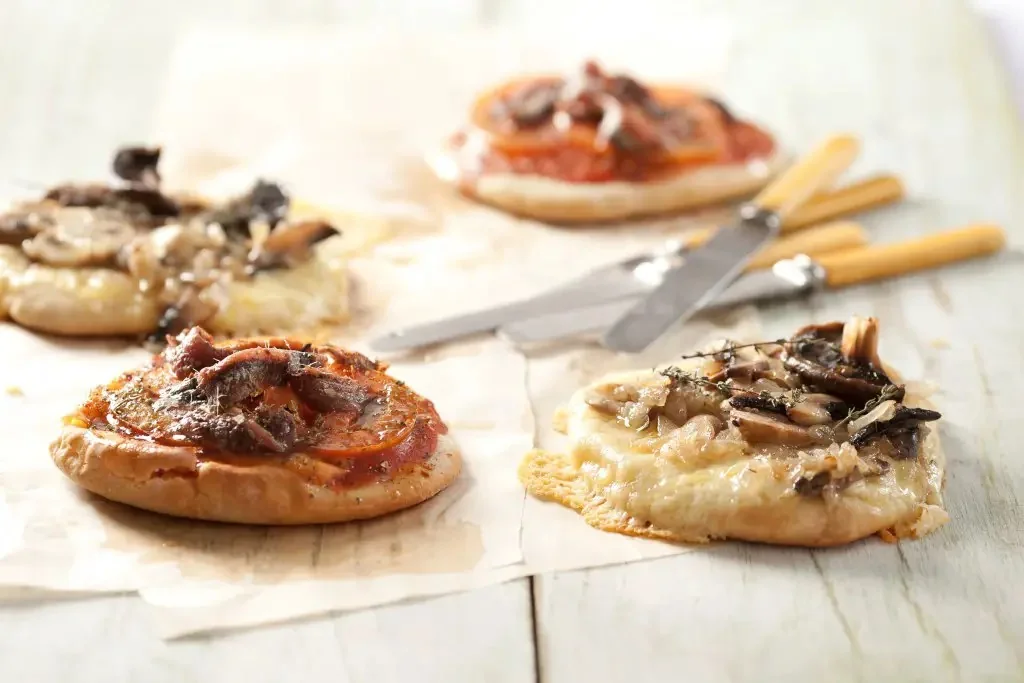 Pizzas a la parrilla de anchoas y de hongos