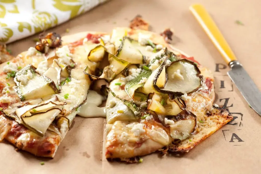 Pizza frita con zucchinis y queso de cabra