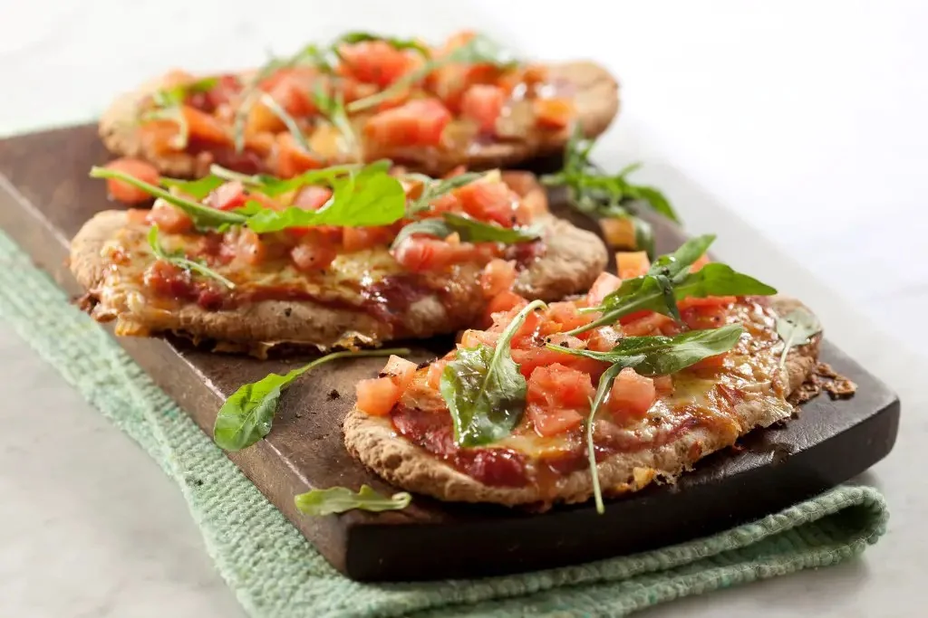 Pizza integral con tomate y rúcula