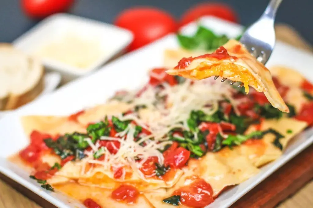 Raviolones de calabaza con tomates secos