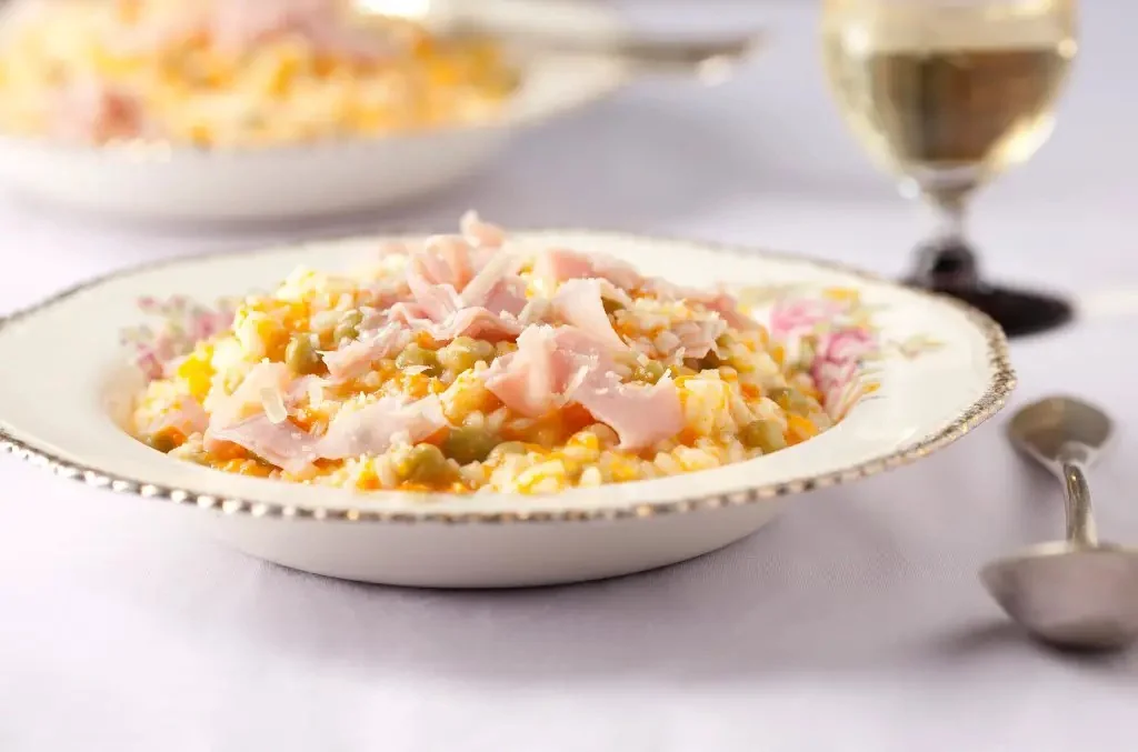 Risotto con puré de zanahorias, arvejas y jamón