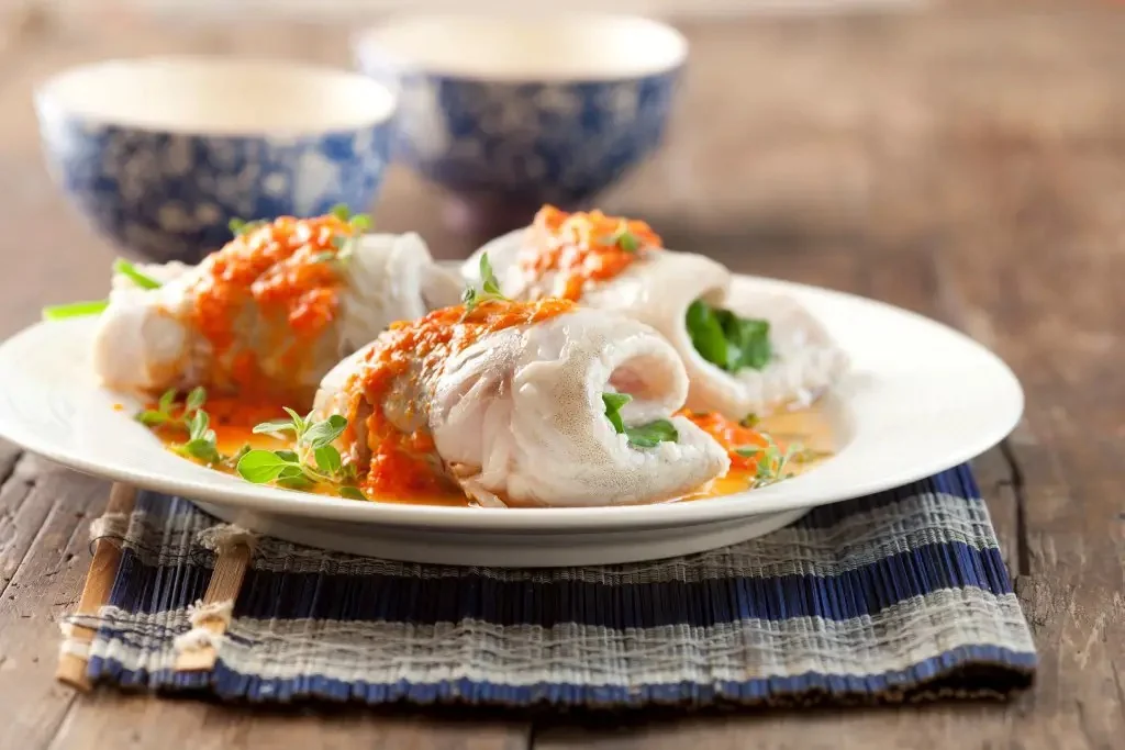 Rollitos de merluza y espinaca con salsa de ají