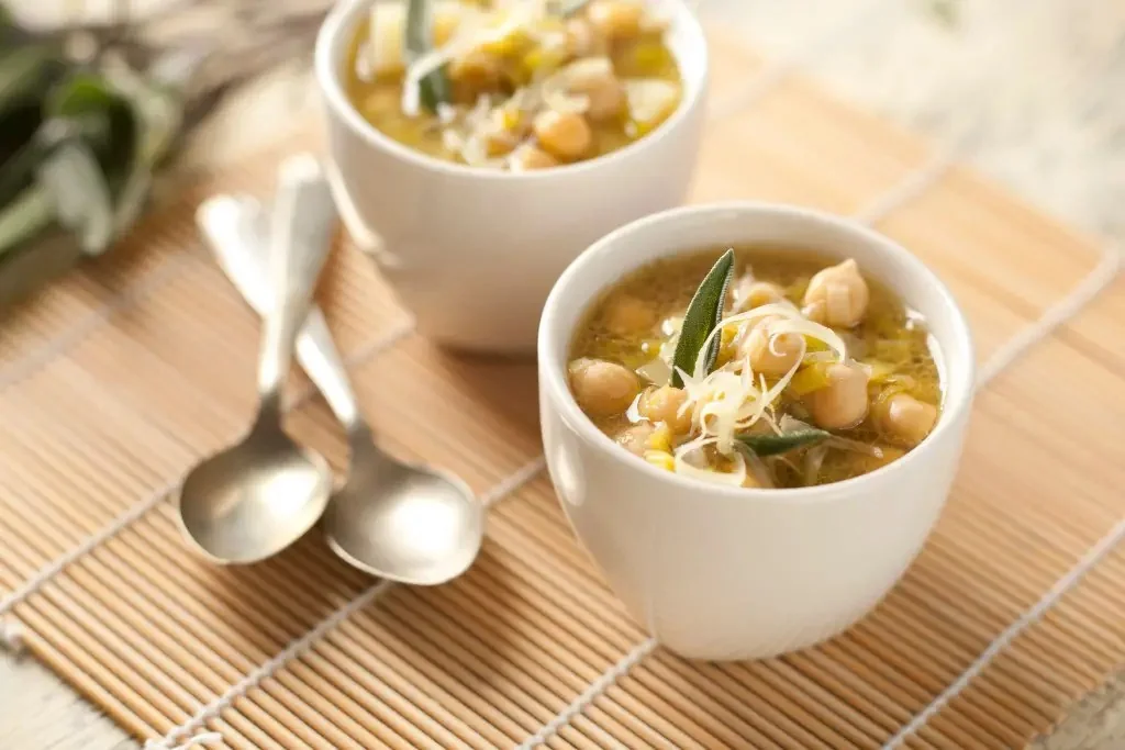 Sopa de puerros y garbanzos