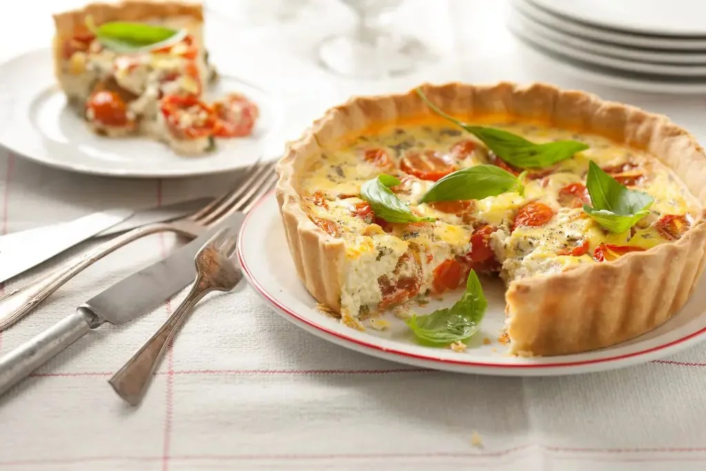 Tarta de ricota, tomates cherry y albahaca