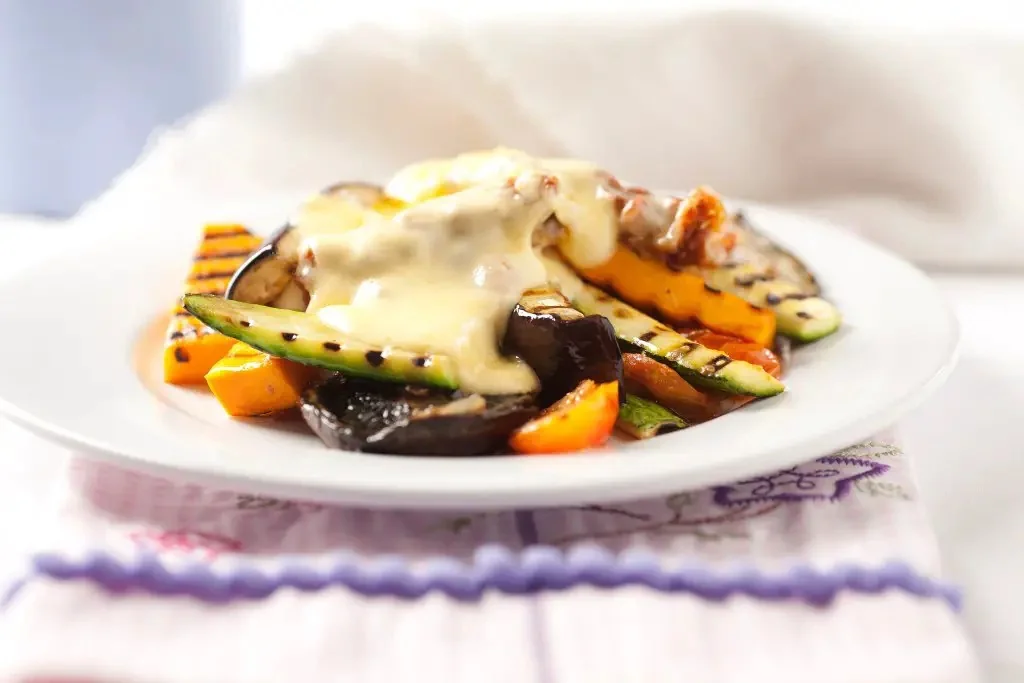 Torre de verduras calientes y queso grillado