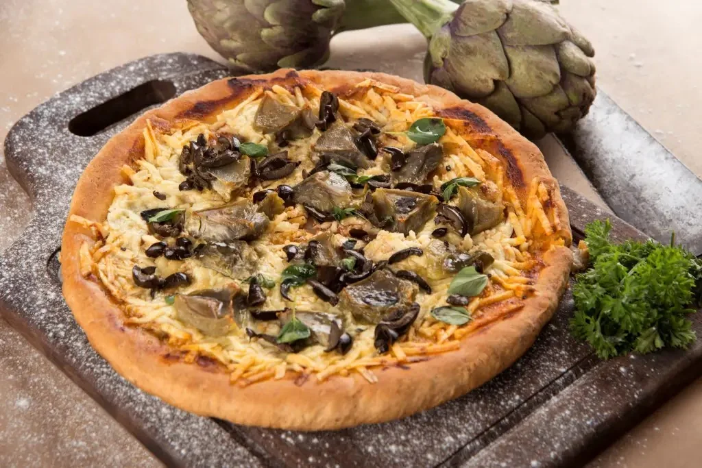 Pizza de alcauciles y feta