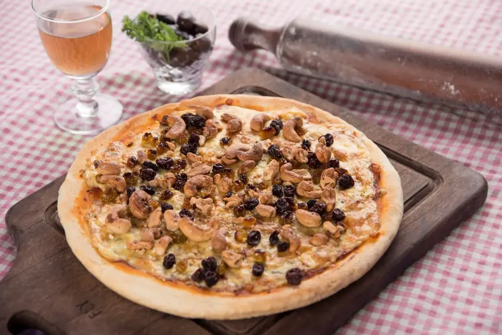 Pizza de pasas y roquefort