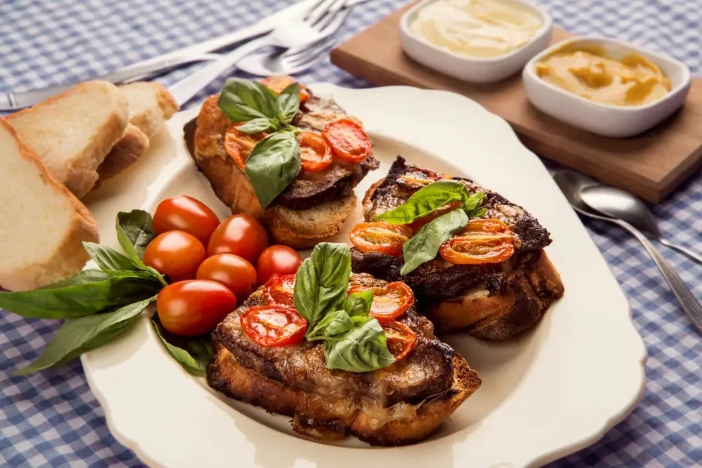 Ternera con tomates y boconccini