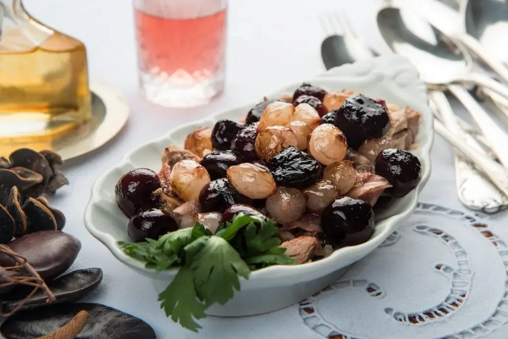 Patas de pavita y guarnición de uvas