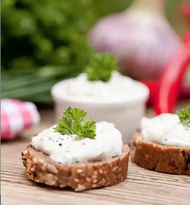 Canapés de queso untable saborizado gruyer